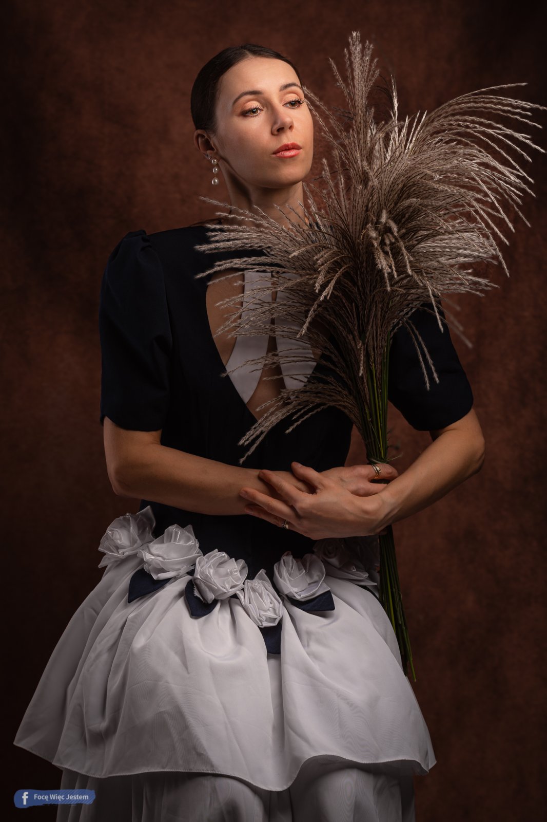 Patrycja w sukience z różami i fufkiem – zdjęcie z portfolio PanJanKowalski – fashion