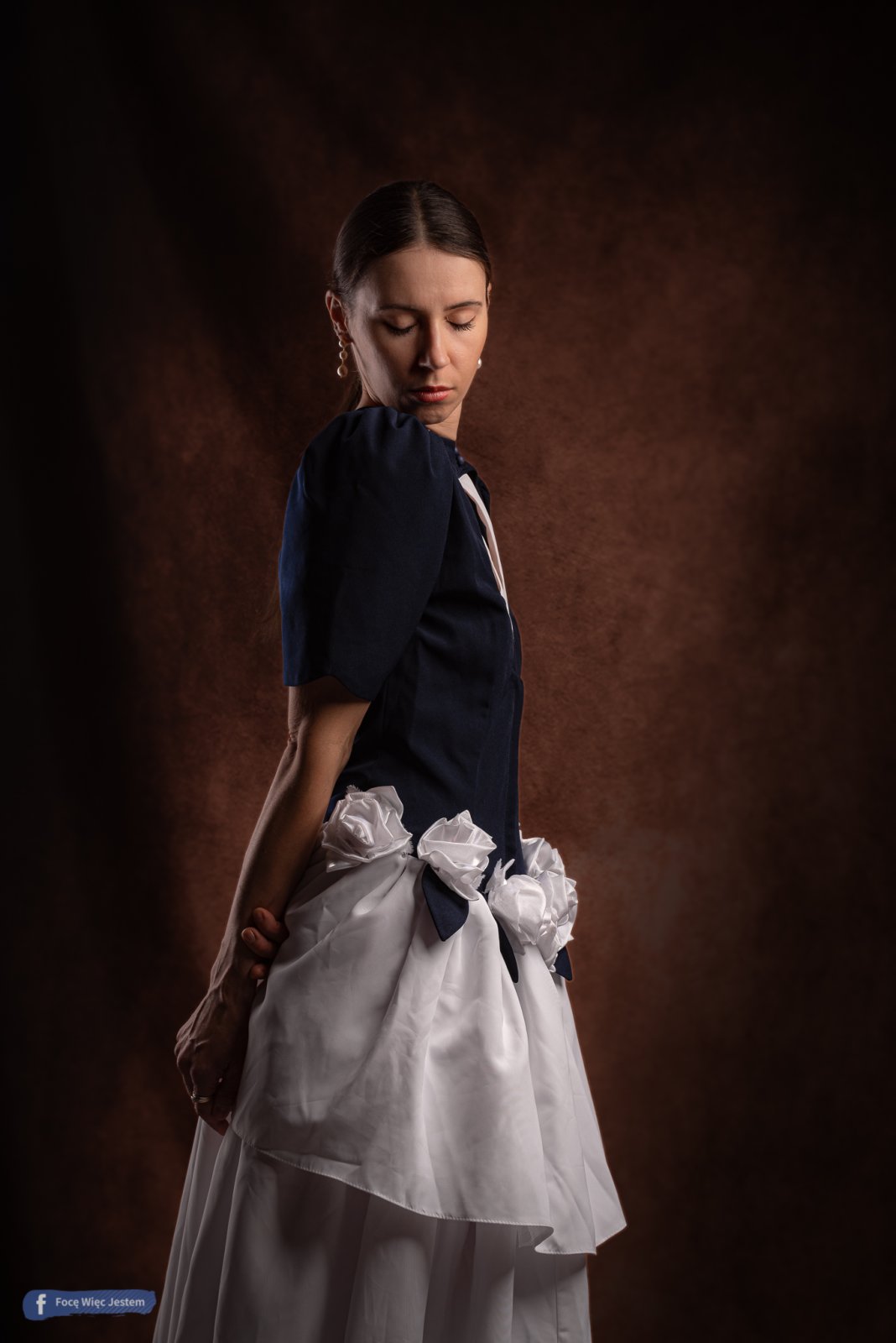 Patrycja w sukience z różami – zdjęcie z portfolio PanJanKowalski – portret