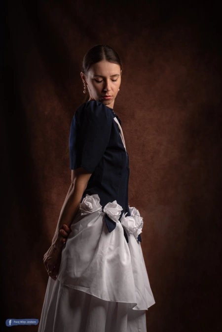 Patrycja w sukience z różami – zdjęcie z portfolio PanJanKowalski – portret