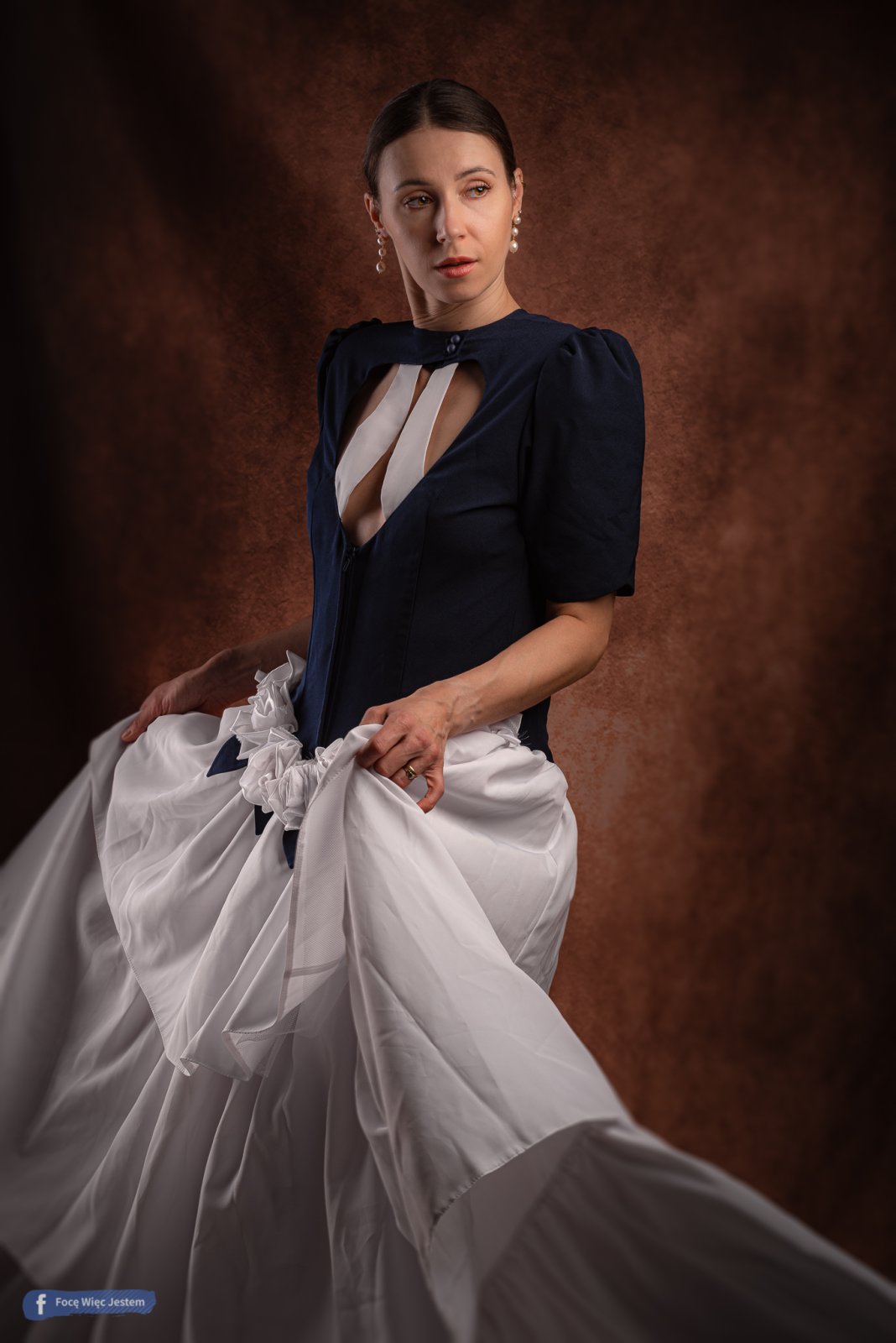 Patrycja w sukience z różami – zdjęcie z portfolio PanJanKowalski – fashion