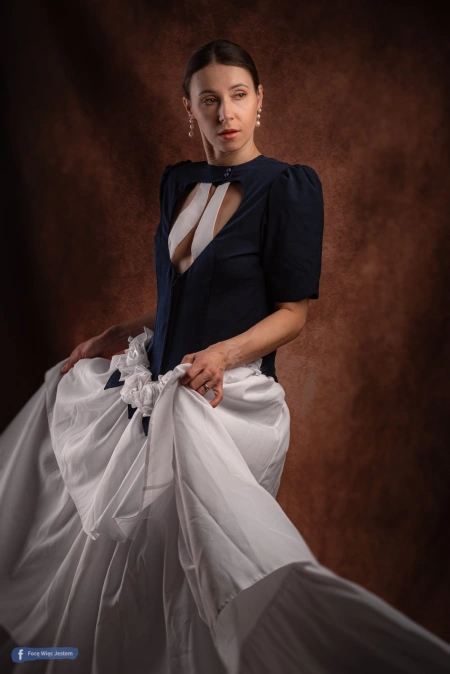 Patrycja w sukience z różami – zdjęcie z portfolio PanJanKowalski – fashion