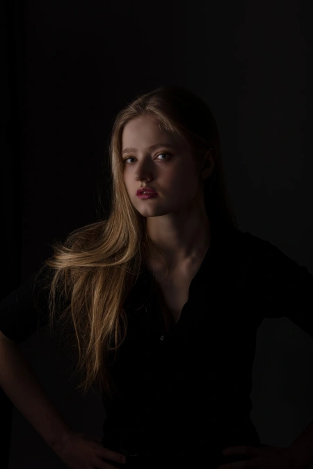 Kobiece, tajemnicze spojrzenie – zdjęcie z portfolio FotoKra – portret