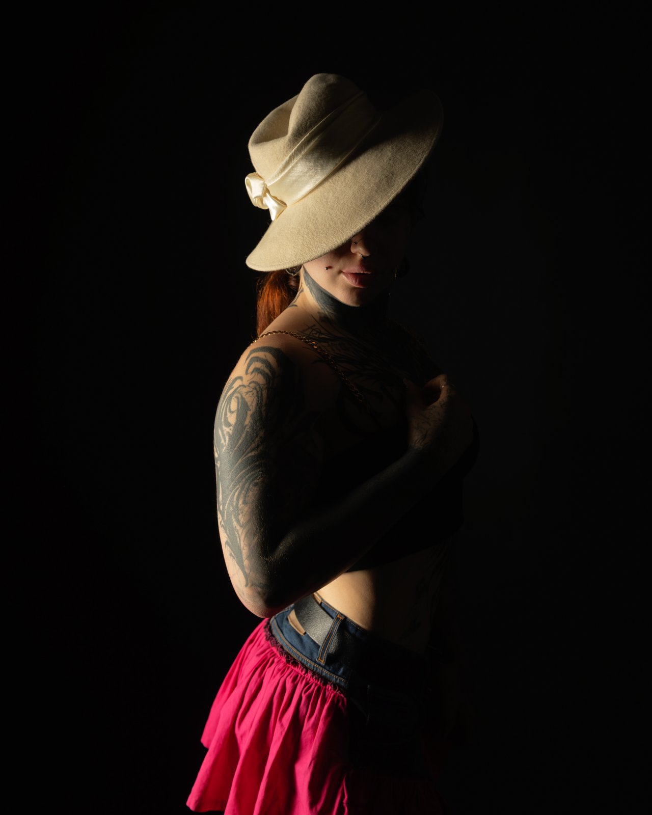 Poised in Shadow – zdjęcie z portfolio Janusz Szwed – portret