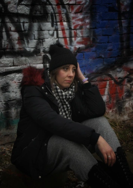 Graffiti w tle – zdjęcie z portfolio Modmadam – portret
