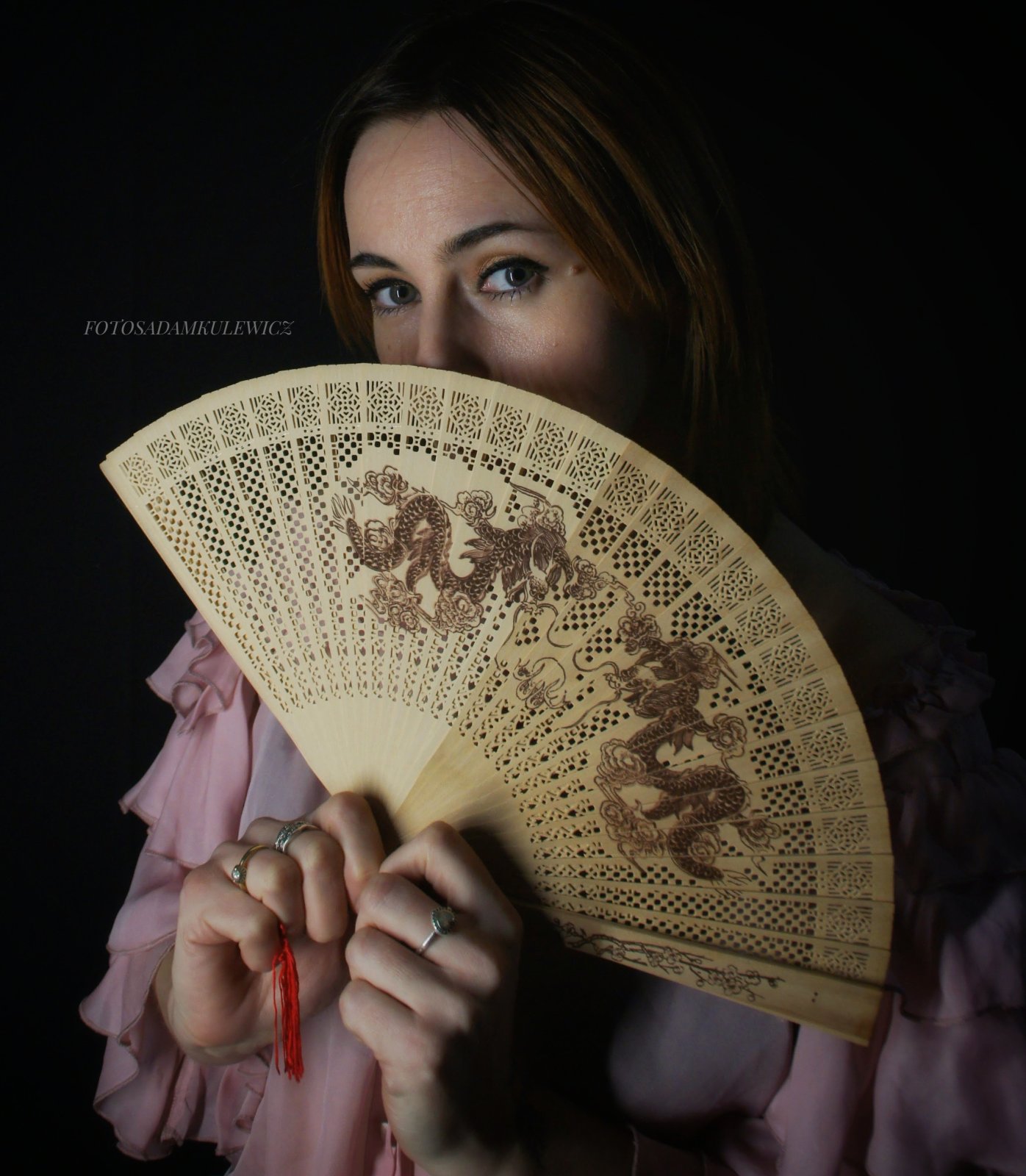 Za wachlarzem – zdjęcie z portfolio fotoartadam – portret