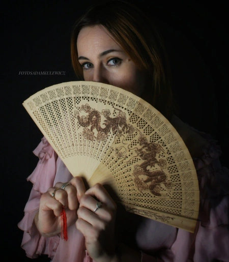 Za wachlarzem – zdjęcie z portfolio fotoartadam – portret