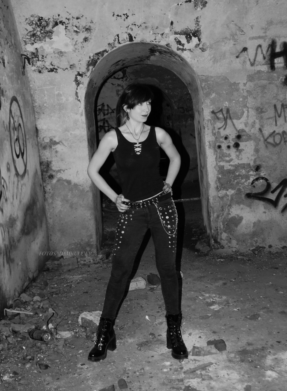 Modelka w ruinach – zdjęcie z portfolio fotoartadam – portret