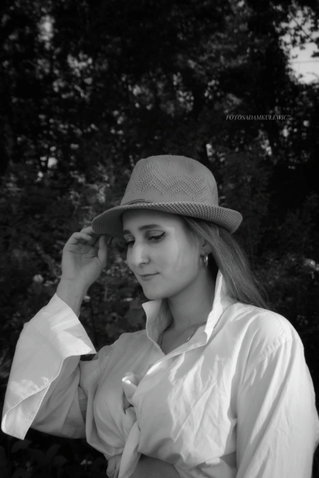 Kapeluszu i koszula – zdjęcie z portfolio fotoartadam – portret