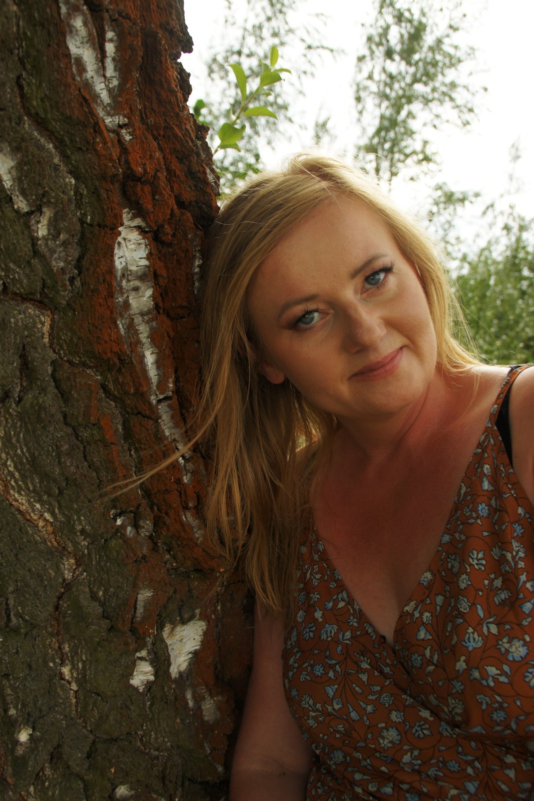 Przy drzewie – zdjęcie z portfolio fotoartadam – portret
