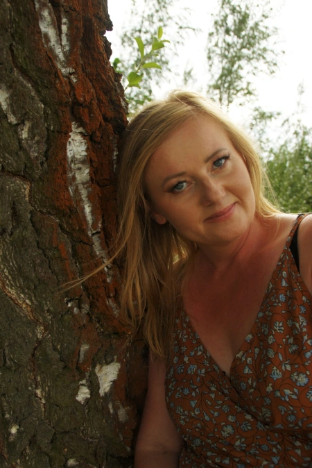 Przy drzewie – zdjęcie z portfolio fotoartadam – portret