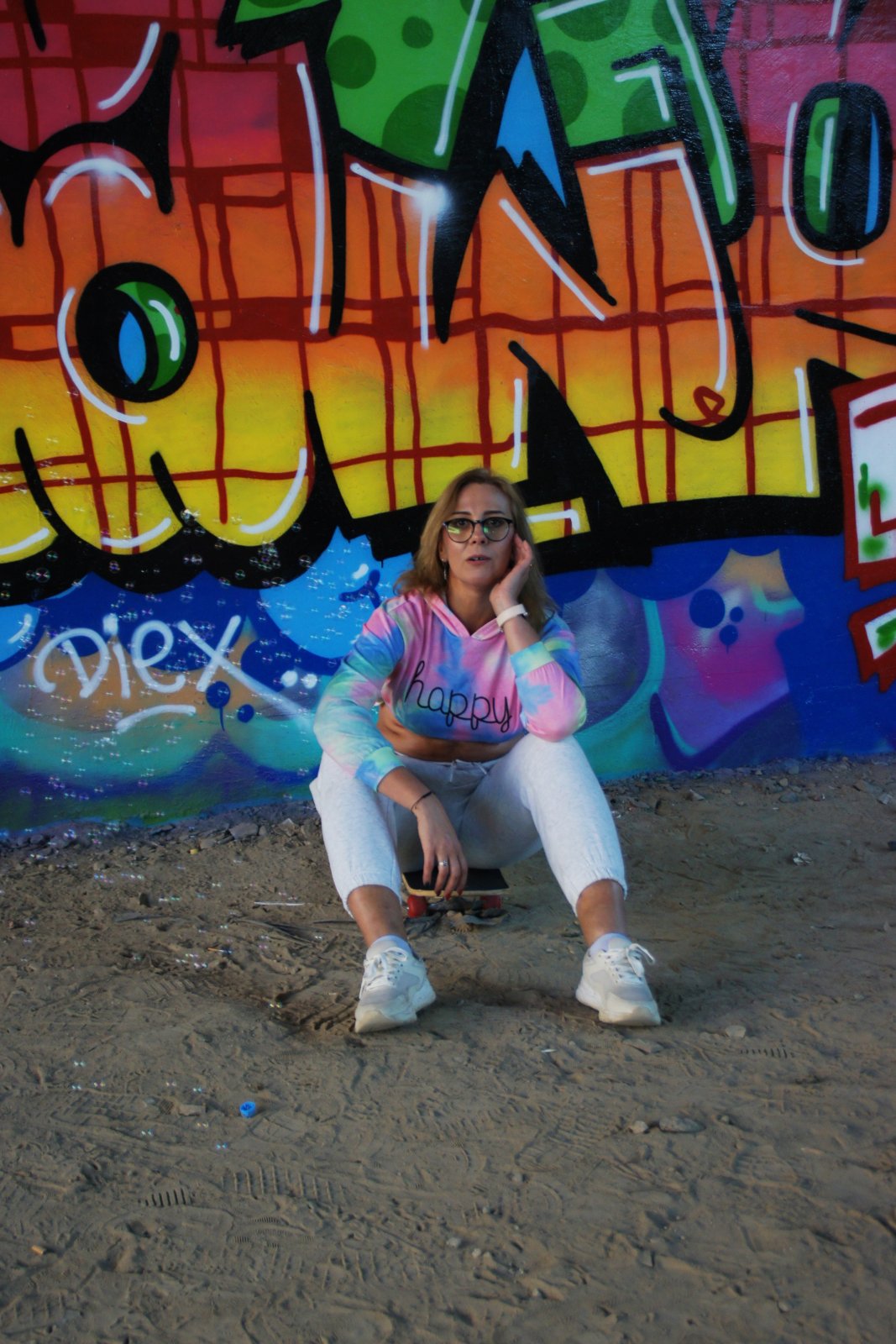 Na deskorolce przy grafitti – zdjęcie z portfolio fotoartadam – portret